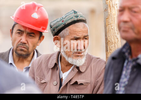 Portrait eines älteren Uigurischen Mann mit einem doppa (traditionelle hat). An der Kashgar Tiermarkt (Provinz Xinjiang China) erfasst. Stockfoto