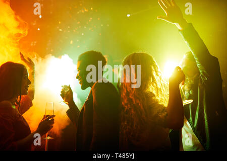 Glückliche junge Leute genießen Party Time Stockfoto