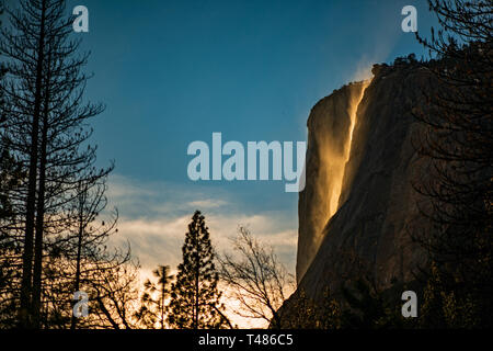 Horstail Fallen aglow in der untergehenden Sonne in Yosemite, Kalifornien Stockfoto