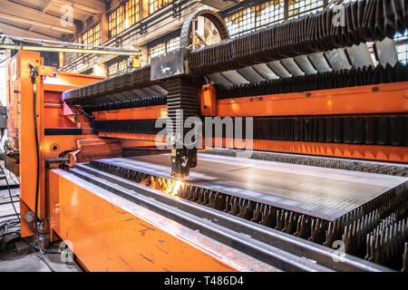 Schneiden von Metall Prozess Stockfoto