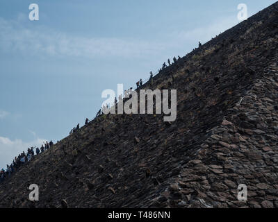 Klettern der Tempel der Sonne in Teotihuacan in Mexiko Stockfoto