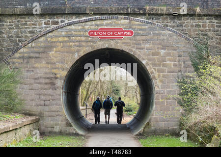 Wanderer auf dem John Muir Weise auf Strathkelvin Bahn Fußweg durch den alten Eisenbahntunnel neben Milton der Campsie Bahnhof Schottland Stockfoto