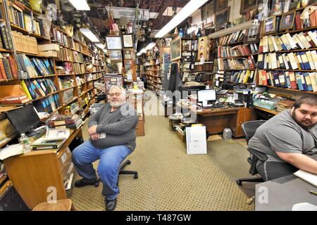 Princeton verwendet Book Store in Atlantic City, New Jersey, USA mit Eigentümern und 900.000 Bücher und Fotos für den Verkauf und die Erhaltung Stockfoto