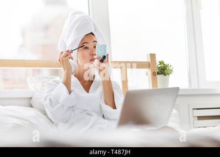 Asiatische Frau zu Tun bis in den Morgen Stockfoto