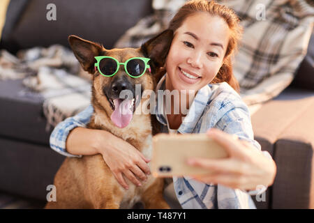 Lustige Portrait mit Hund Stockfoto