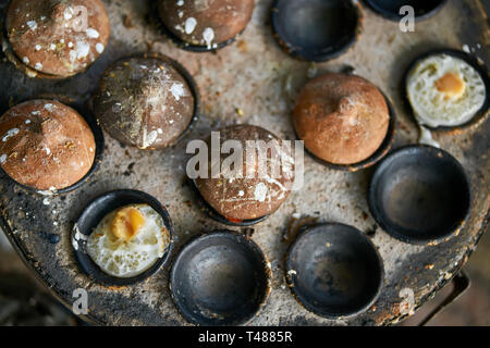 Straße Steingrill mit gegrillten Eier in Vietnam Stockfoto