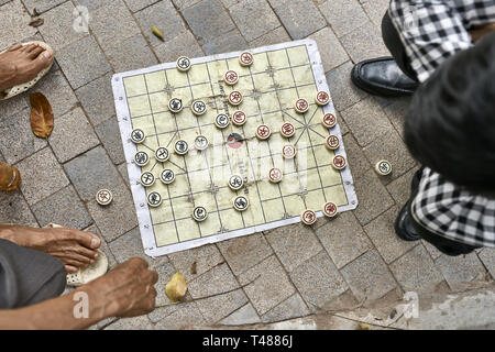 Gamer spielen traditionelle Asiatisches Schach im Freien in Hanoi Stockfoto