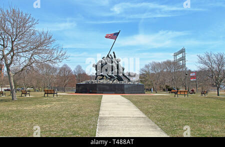 Fall River, Massachusetts - April 7, 2019: eine Replik des Marine Corps Weltkrieg Gedenkstätte in Bicentennial Park Stockfoto