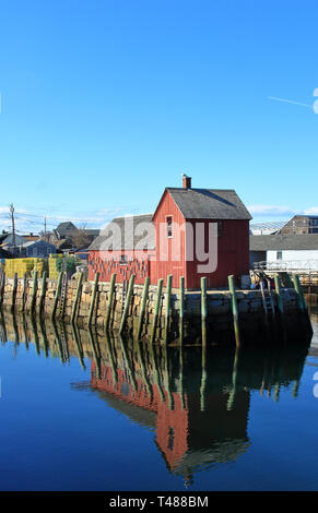 Pier mit roten Fischen shack als Motiv Nummer Eins in Rockport, Massachusetts bekannt Stockfoto