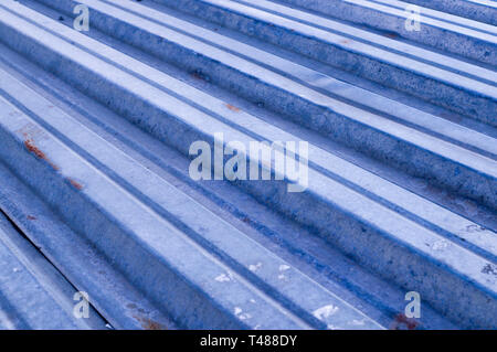 Industrial Metal terassendielen Blatt mit Flecken von Rost. Hintergrund, Bau. Stockfoto