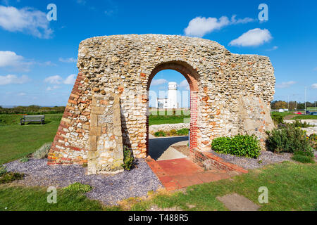 Die Ruinen von St. Edmund's 12. Jahrhundert Kapelle in Hunstanton an der Küste von Norfolk mit dem Leuchtturm in der Ferne Stockfoto