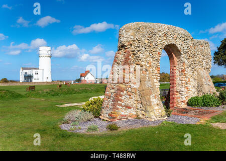 Der Leuchtturm in Hunstanton an der Küste von Norfolk mit der Ruine von St. Edmund's Kapelle aus dem 12. Jahrhundert in den Vordergrund Stockfoto