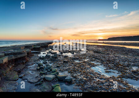 Atemberaubende Sonnenuntergänge über der Bucht bei Kimmeridge auf in Dorset Jurassic Coast Stockfoto