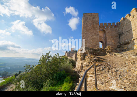 Schloss von Jimena de la Frontera, Cadiz, Spanien. Haupteingang mit Blick auf die Stadt Stockfoto