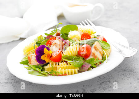 Pasta Salat mit gegrilltem Hühnerfleisch, Gemüse und Käse Stockfoto