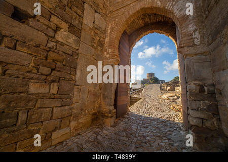 Schloss von Jimena de la Frontera, Cadiz, Spanien. Arco del Reloj und Christian Alcazar an der Unterseite Stockfoto