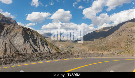 Cajon del Maipo. Maipo Canyon. Straße, verläuft durch das Cajon del Maipo in der Provinz von Chile, Chile Stockfoto