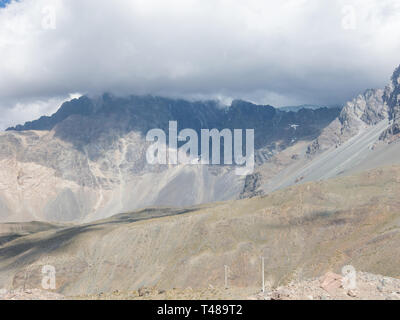 Cajon del Maipo. Maipo Canyon, eine Schlucht in der Anden. Chile. In der Nähe der Hauptstadt Santiago. Es bietet wunderschöne Landschaften. Stockfoto