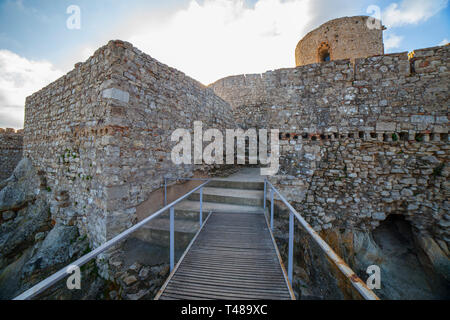 Schloss von Jimena de la Frontera, Cadiz, Spanien. Christian Alcazar moat Fußgängerbrücke Stockfoto