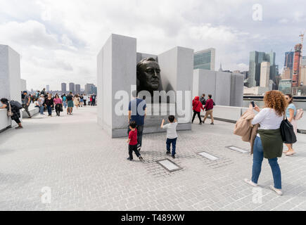 New York, NY - 13. April 2019: die New Yorker und Touristen gleichermaßen erfreuen sich Cherry Blossom Festival auf Roosevelt Island Stockfoto