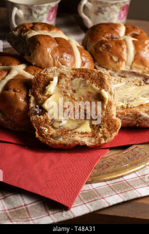 Hot Cross Buns getoastet und Gebutterten ein würziger süße Kuchen traditionell am Karfreitag gegessen Stockfoto