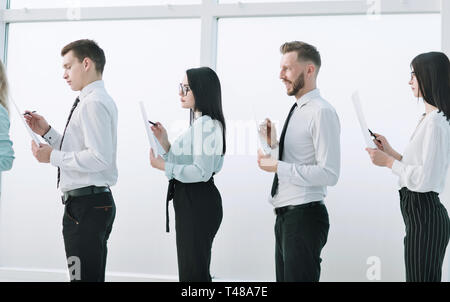 Seitenansicht. Gruppe von Mitarbeitern im Büro Lobby stehen. Business Konzept Stockfoto