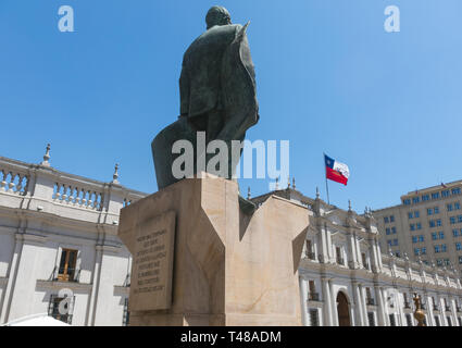 SANTIAGO DE CHILE, CHILE - Januar 26, 2018 :: Zurück Der Denkmal zu den chilenischen Staatsmann und Politiker. Salvador Allende Gossens in Santiago de Stockfoto