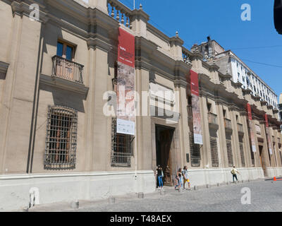 SANTIAGO DE CHILE, CHILE - 26. JANUAR 2018: Touristen, die chilenische Museum für präkolumbianische Kunst, ein Museum, das der Kunst Präkolumbianischen von dedizierten Stockfoto