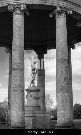 Die Rotunde und Statue in Stowe Gardens, Buckingham, Buckinghamshire, Großbritannien Stockfoto