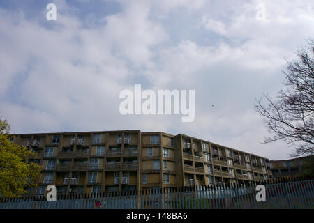 Park Hill Estate hinter dem Zaun warten auf ein neues Leben Stockfoto