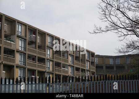 Park Hill Estate hinter dem Zaun warten auf ein neues Leben Stockfoto