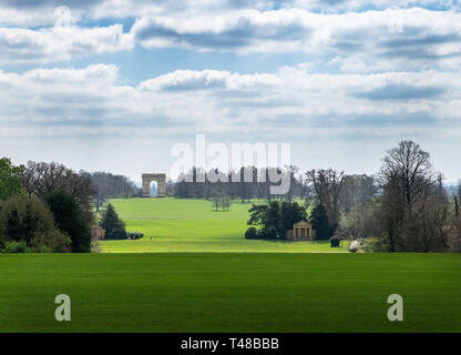 Ein Blick auf den Korinthischen Arch in Stowe Gärten als vom Haus über der Landschaft suchen, Buckingham, Buckinghamshire, Großbritannien Stockfoto