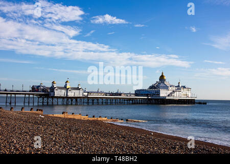 Eastbourne Pier an einem sonnigen Wintertag, East Sussex, England, UK. Stockfoto