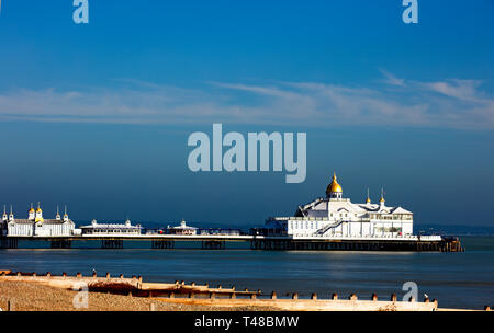 Eastbourne Pier an einem sonnigen Wintertag, East Sussex, England, UK. Stockfoto