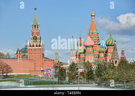 = Moskauer Kreml Türme und Basilius-kathedrale im Frühling = Schöne Aussicht aus zaryadye Park auf die wichtigsten Sehenswürdigkeiten Moskaus, Spasskaja Turm (Sa Stockfoto