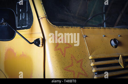 Die Vorderseite eines verlassenen alten gelben Lkw Stockfoto