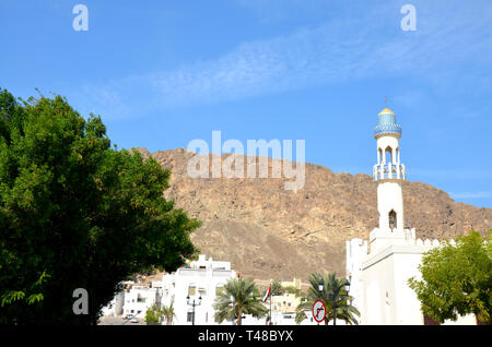 Stadt von Oman, Muscat, mit Minarett und Felsen Stockfoto