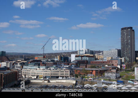 Anzeigen von Sheffield über Tal von Park Hill an einem hellen Tag mit ein paar Wolken im blauen Himmel Stockfoto