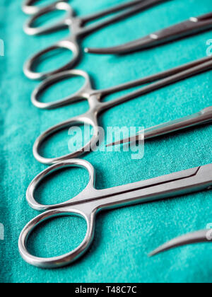 Einige scheren für Chirurgie auf ein Fach in einem Operationssaal, konzeptionelle Bild Stockfoto