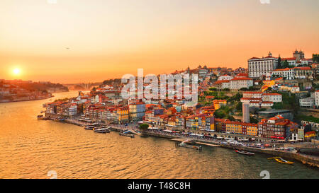 Wunderschöne Skyline der portugiesischen Stadt Porto bei Sonnenuntergang. Am 16. Erfasst: 9 Bild. Das Stadtzentrum ist in orange Sonnenuntergang Licht. Stockfoto