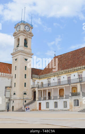 Campus der Universität Coimbra mit der dominanten Turm. Eine der wichtigsten Sehenswürdigkeiten in ganz Portugal. Stockfoto