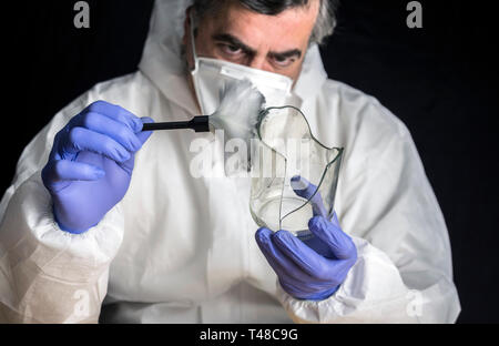 Experten der Polizei erhalten, Fingerabdrücke von einem gebrochenen Glas Flasche in Kriminalistische Lab, konzeptionelle Bild Stockfoto