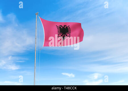 Albanien Flagge weht im Wind über blauen Himmel Hintergrund Stockfoto