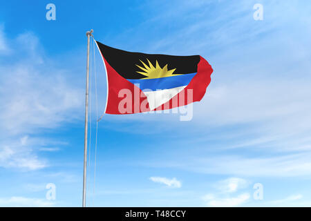 Antigua und Barbuda Flagge weht im Wind über blauen Himmel Hintergrund Stockfoto