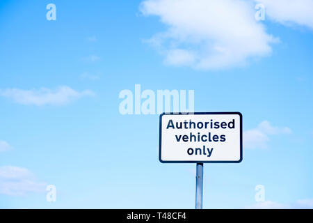 Autorisierte Fahrzeuge nur Zeichen gegen den blauen Himmel Stockfoto