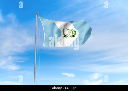 Guatemala Flagge weht im Wind über blauen Himmel Hintergrund Stockfoto