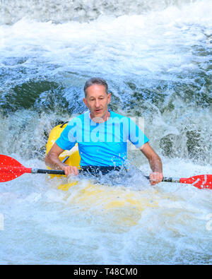 Kayaker Paddeln ein Wehr am Fluss Stockfoto