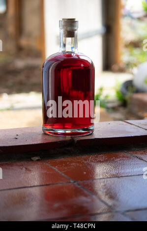 Flasche hausgemachten Rotwein Stockfoto