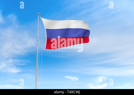 Russland Flagge weht im Wind über blauen Himmel Hintergrund Stockfoto