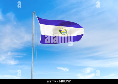 El Salvador Flagge weht im Wind über blauen Himmel Hintergrund Stockfoto